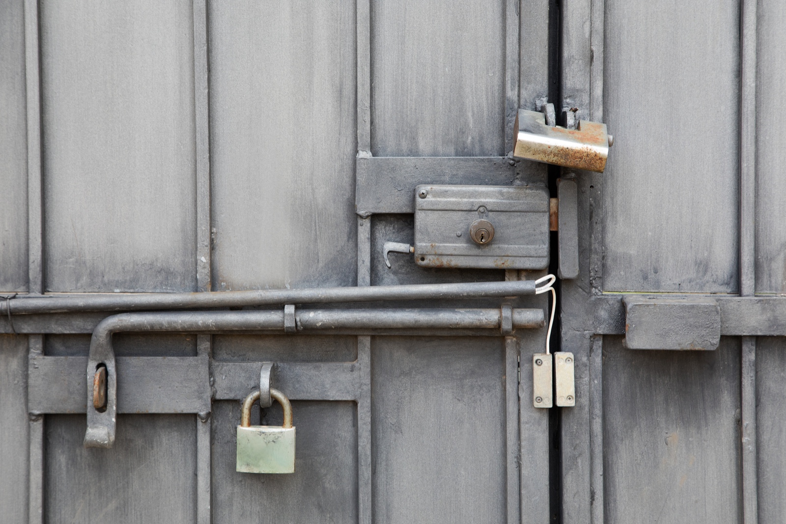 Cancello in ferro con lucchetti - particolare