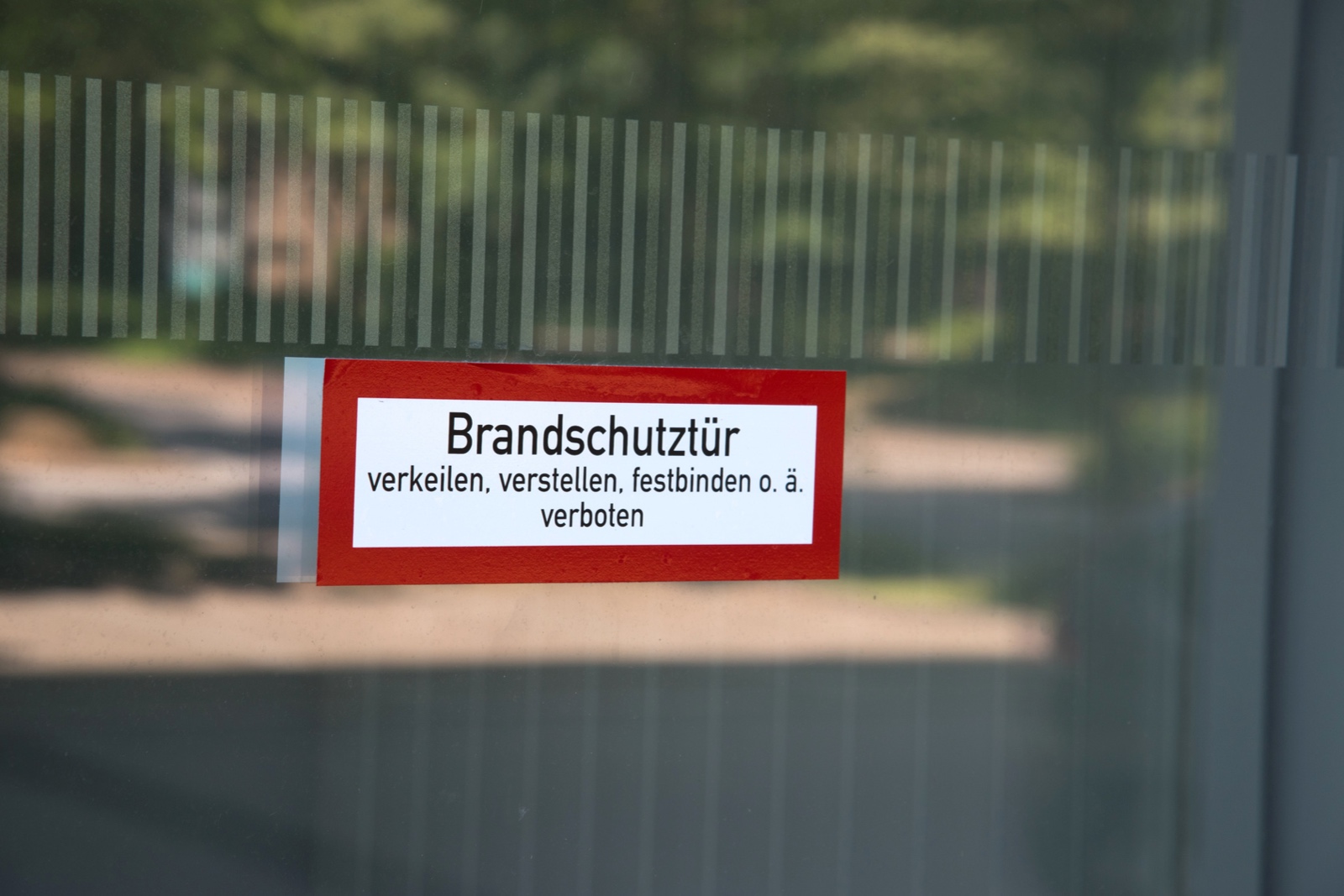 Ein Hinweis auf eine Brandschutztür